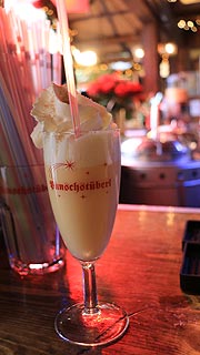 sehr beliebt ist die "Heiße Oma", ein vor Ort selber zubereiteter Eierlikörpunsch im Punschstüberl auf dem Christkindlmarkt am Münchner Marienplatz (©ƒoto: Martin Schmitz)